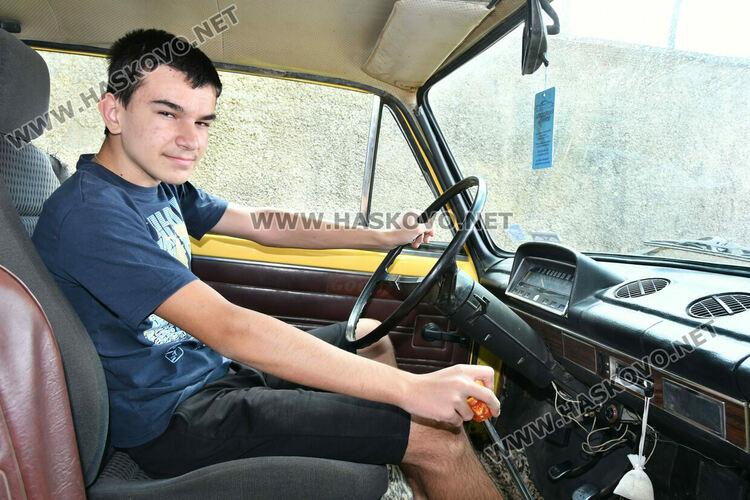 14-годишен сам купи и реставрира „Лада“, ще участва в ретро парада в Хасково 