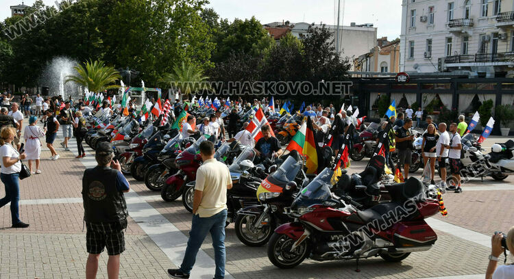 Мото-туристи от цяла Европа с пъстър „Парад на нациите“ в Хасково