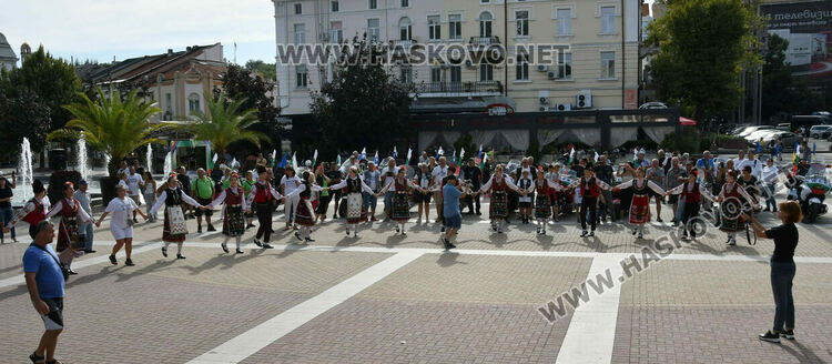 Мото-туристи от цяла Европа с пъстър „Парад на нациите“ в Хасково