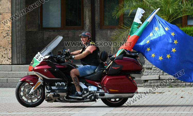 Мото-туристи от цяла Европа с пъстър „Парад на нациите“ в Хасково