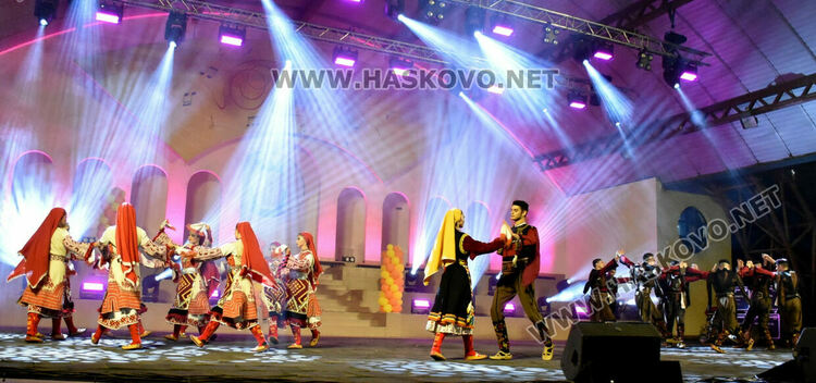 Народни песни и танци с Ансамбъл „Чинари“  в празничната вечер на Съединението