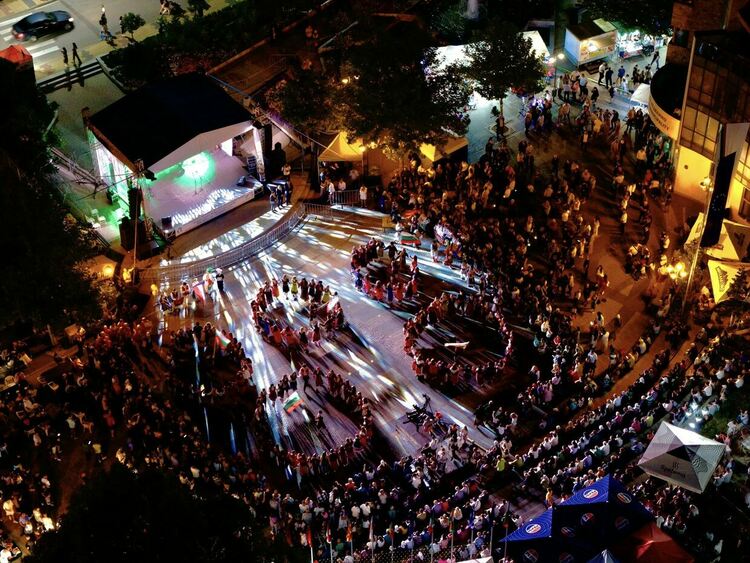 В Неделино "ври и кипи" от хора за Фестивала на двугласа.  На сцената се качват стотици, сред тях Деси Слава, MONEYSTAXS ,Годжи,Софи Маринова 