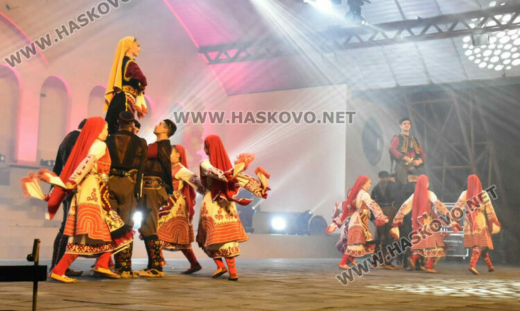 Народни песни и танци с Ансамбъл „Чинари“  в празничната вечер на Съединението