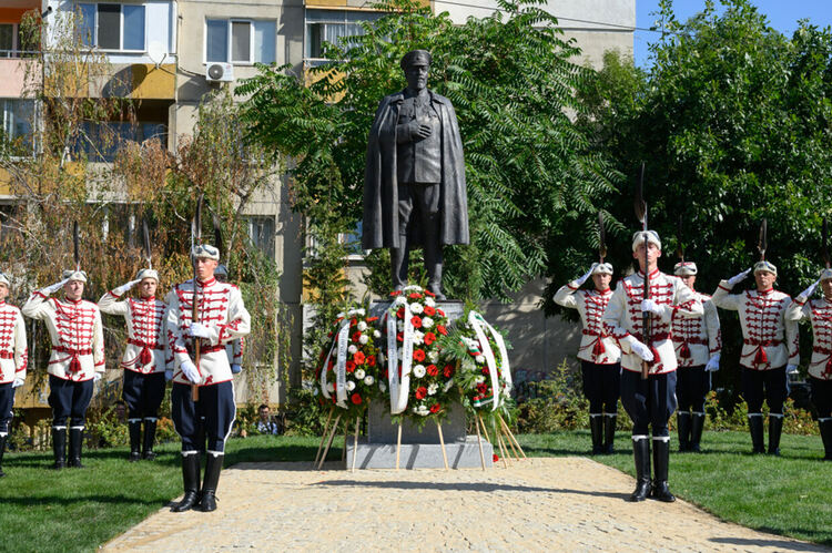Паметник на генерал Владимир Вазов беше открит в София в Деня на Съединението на България
