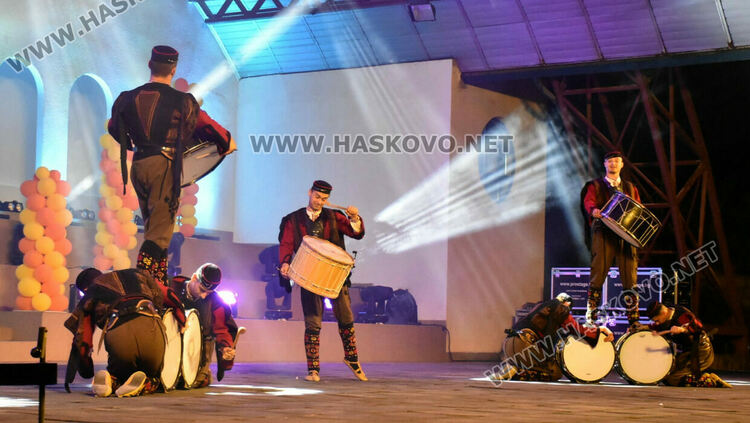 Народни песни и танци с Ансамбъл „Чинари“  в празничната вечер на Съединението