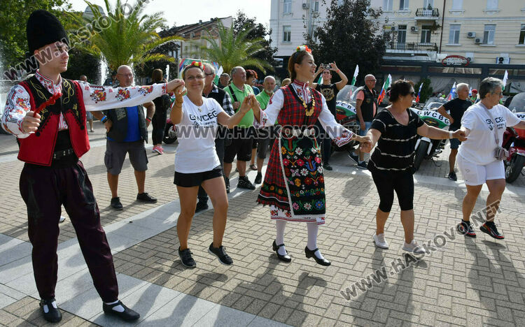 Мото-туристи от цяла Европа с пъстър „Парад на нациите“ в Хасково