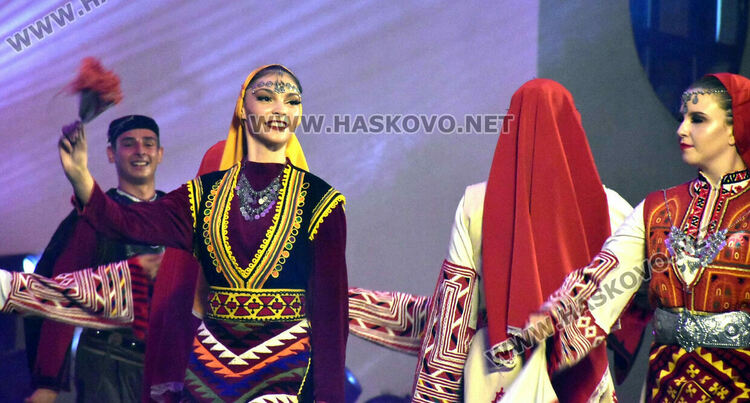 Народни песни и танци с Ансамбъл „Чинари“  в празничната вечер на Съединението