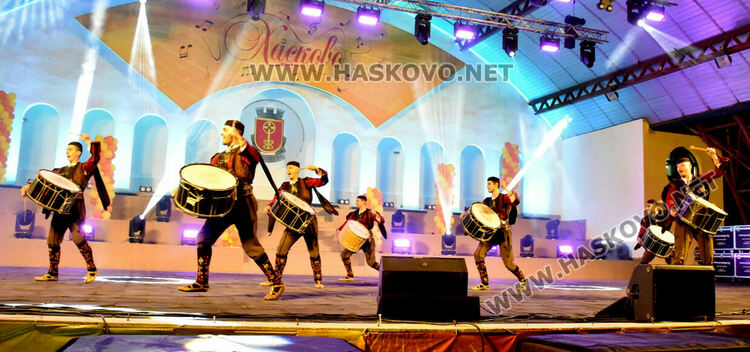 Народни песни и танци с Ансамбъл „Чинари“  в празничната вечер на Съединението