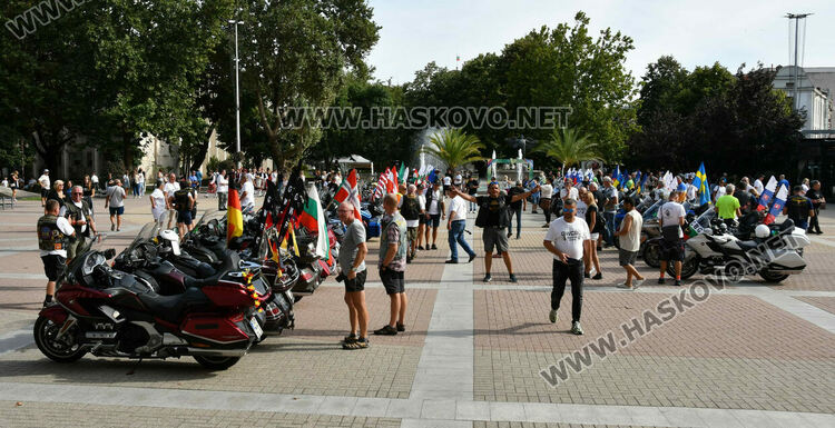 Мото-туристи от цяла Европа с пъстър „Парад на нациите“ в Хасково