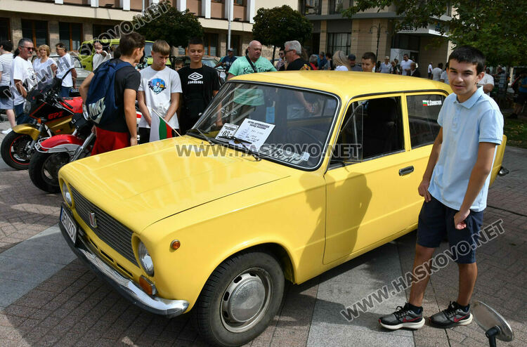 Ролс-Ройс Силвър от 1959 г. спечели голямата награда на Ретро парада в Хасково, 14-годишният Сава със специална награда