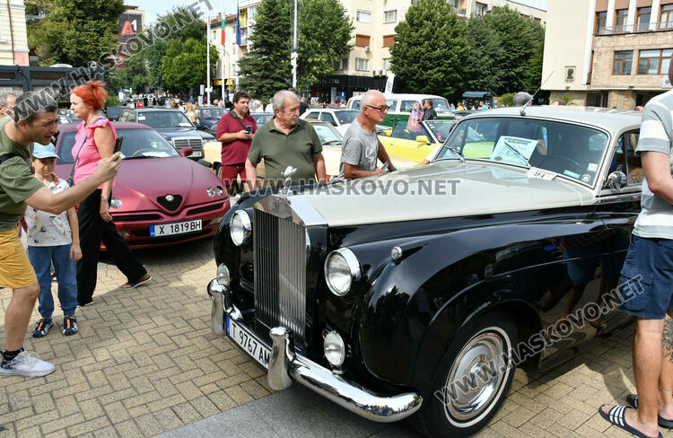 Ролс-Ройс Силвър от 1959 г. спечели голямата награда на Ретро парада в Хасково, 14-годишният Сава със специална награда
