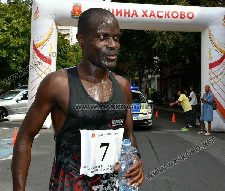 Угандиецът от Варна Исмаил Ссенанджи триумфира в 40-ото издание на кроса “Ванко Дяков”