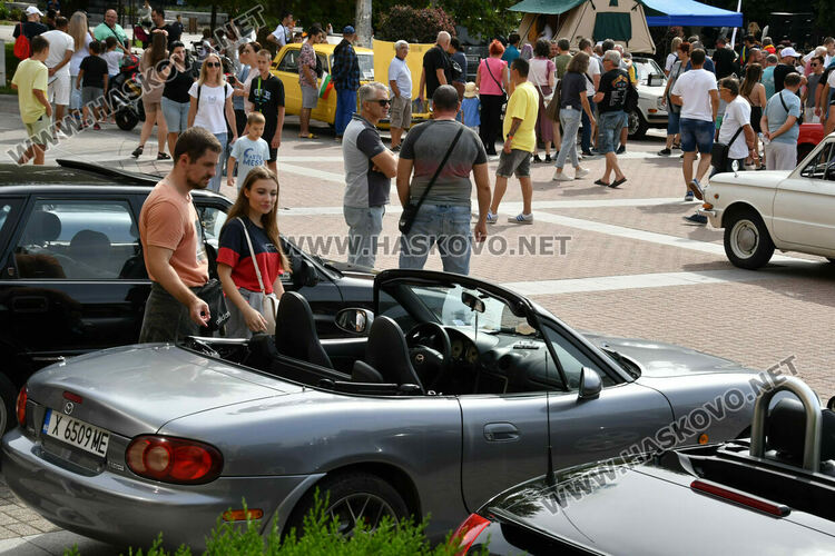 Ролс-Ройс Силвър от 1959 г. спечели голямата награда на Ретро парада в Хасково, 14-годишният Сава със специална награда
