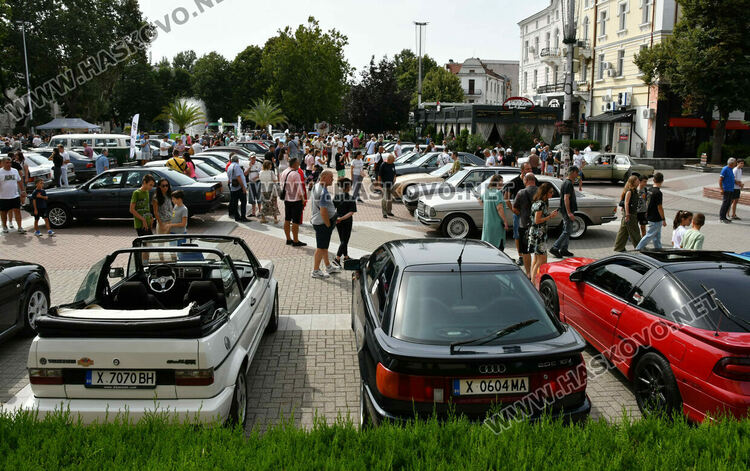 Ролс-Ройс Силвър от 1959 г. спечели голямата награда на Ретро парада в Хасково, 14-годишният Сава със специална награда