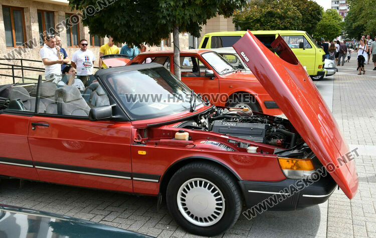 Ролс-Ройс Силвър от 1959 г. спечели голямата награда на Ретро парада в Хасково, 14-годишният Сава със специална награда