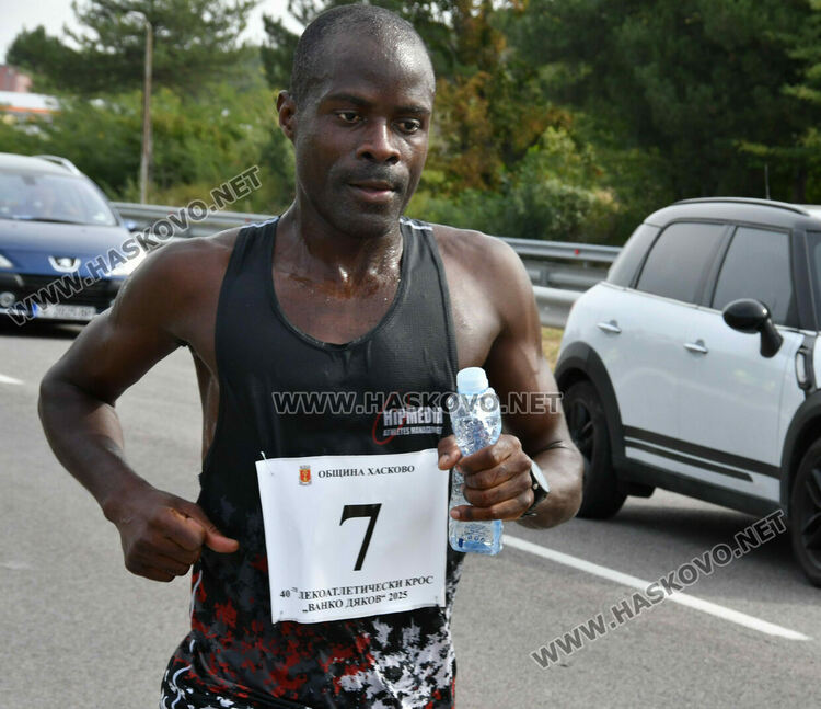 Угандиецът от Варна Исмаил Ссенанджи триумфира в 40-ото издание на кроса “Ванко Дяков”