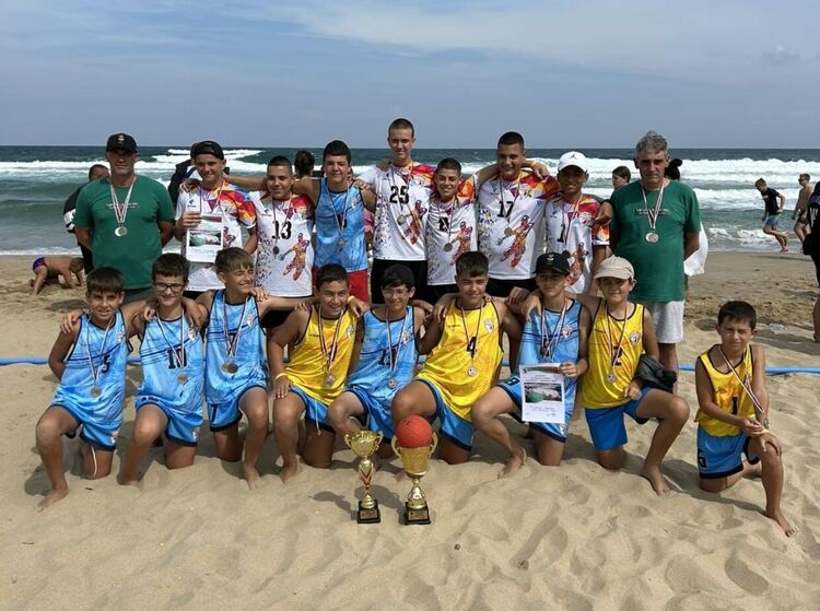 Момчетата на „Асти ‘91“ са вицешампиони на първенството по плажен хандбал