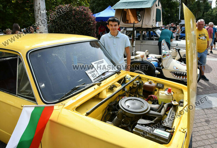 Ролс-Ройс Силвър от 1959 г. спечели голямата награда на Ретро парада в Хасково, 14-годишният Сава със специална награда