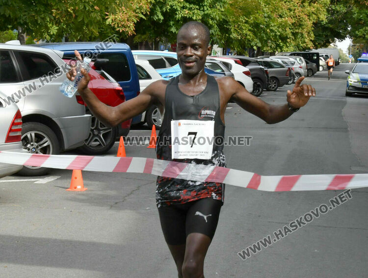 Угандиецът от Варна Исмаил Ссенанджи триумфира в 40-ото издание на кроса “Ванко Дяков”