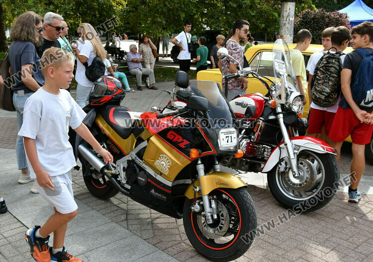Ролс-Ройс Силвър от 1959 г. спечели голямата награда на Ретро парада в Хасково, 14-годишният Сава със специална награда