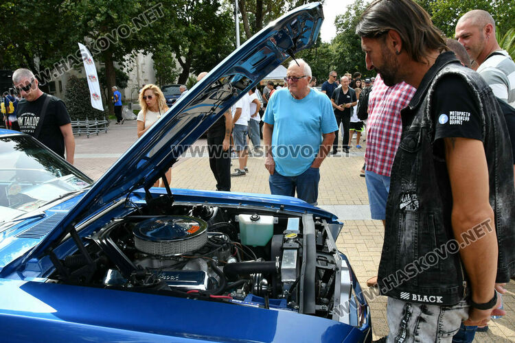 Ролс-Ройс Силвър от 1959 г. спечели голямата награда на Ретро парада в Хасково, 14-годишният Сава със специална награда
