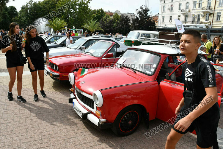 Ролс-Ройс Силвър от 1959 г. спечели голямата награда на Ретро парада в Хасково, 14-годишният Сава със специална награда