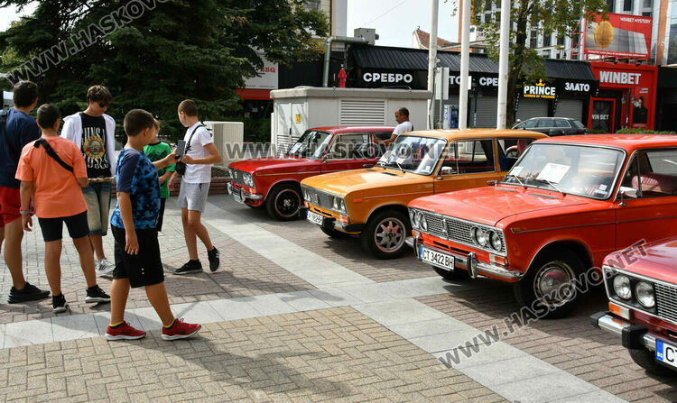 Ролс-Ройс Силвър от 1959 г. спечели голямата награда на Ретро парада в Хасково, 14-годишният Сава със специална награда