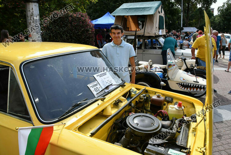 Ролс-Ройс Силвър от 1959 г. спечели голямата награда на Ретро парада в Хасково, 14-годишният Сава със специална награда