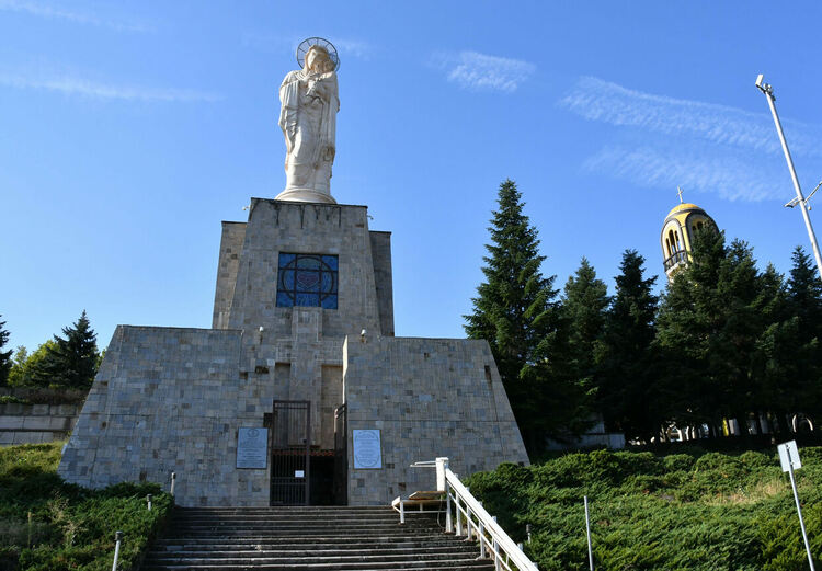 Отслужиха Празничната литургия за рождението на Пресвета богородица пред почти празен храм 