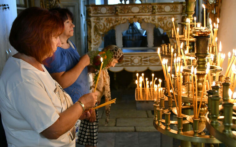 Отслужиха Празничната литургия за рождението на Пресвета богородица пред почти празен храм 