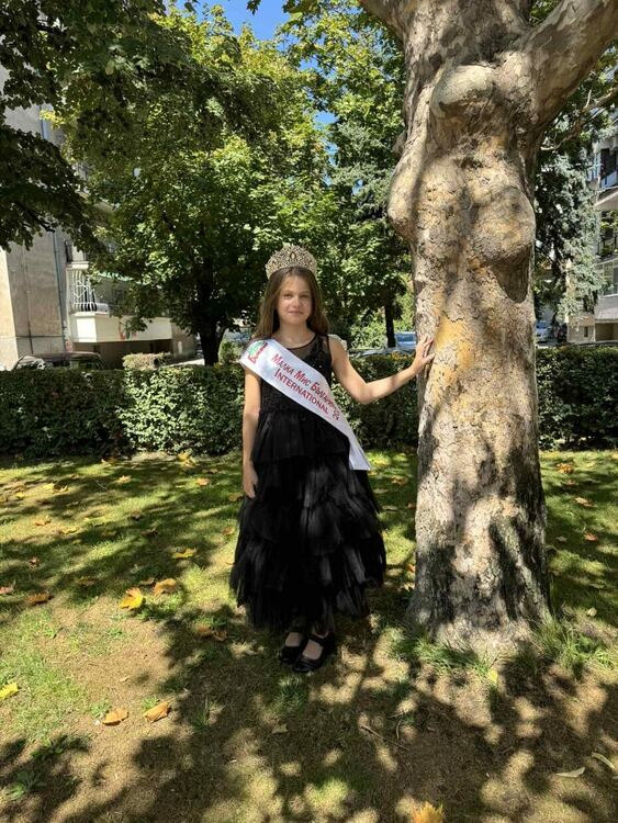 Теодора Милева от Хасково е новата Малка мис България, ще участва в международен конкурс в Тайланд