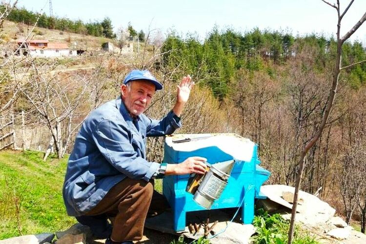 Бай Йълмаз Ферхад от Синчец – пчеларят, който пази традицията на своя род