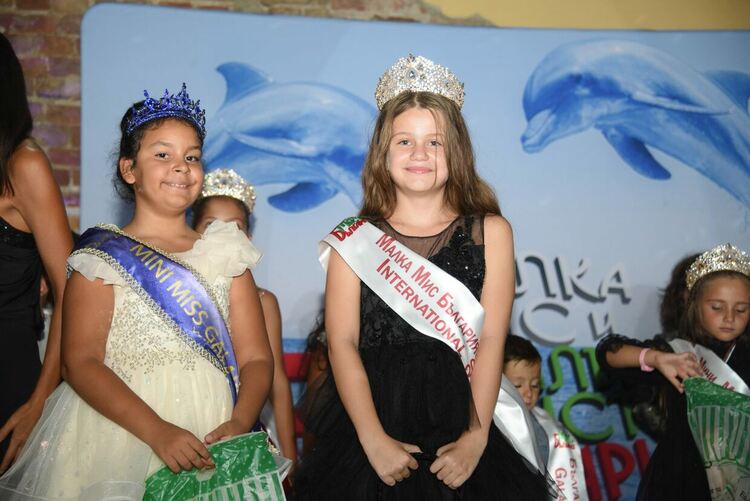 Теодора Милева от Хасково е новата Малка мис България, ще участва в международен конкурс в Тайланд