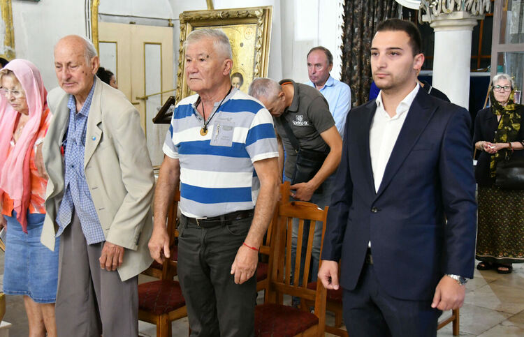 Отслужиха Празничната литургия за рождението на Пресвета богородица пред почти празен храм