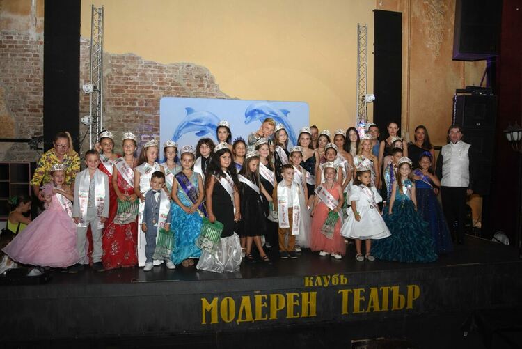 Теодора Милева от Хасково е новата Малка мис България, ще участва в международен конкурс в Тайланд