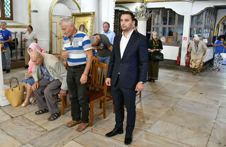 Отслужиха Празничната литургия за рождението на Пресвета богородица пред почти празен храм 