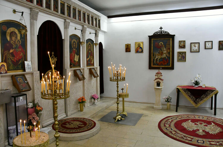 Отслужиха Празничната литургия за рождението на Пресвета богородица пред почти празен храм 