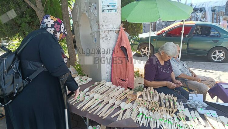   Майстор от Седловина е съхранил древния занаят за изработка на дървени лъжици,  предлага ги на Пазара в Кърджали