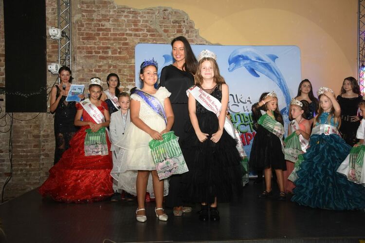 Теодора Милева от Хасково е новата Малка мис България, ще участва в международен конкурс в Тайланд