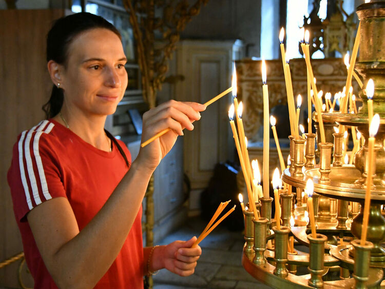 Отслужиха Празничната литургия за рождението на Пресвета богородица пред почти празен храм 