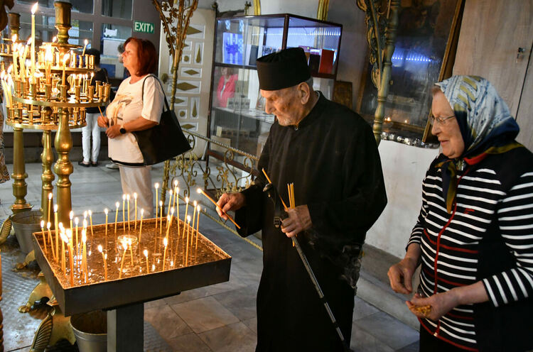Отслужиха Празничната литургия за рождението на Пресвета богородица пред почти празен храм