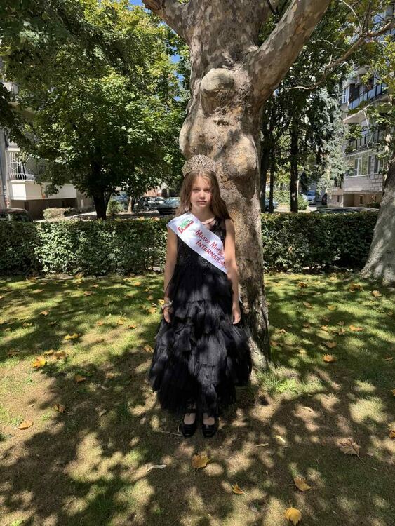 Теодора Милева от Хасково е новата Малка мис България, ще участва в международен конкурс в Тайланд