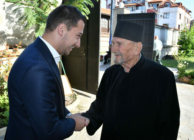 Отслужиха Празничната литургия за рождението на Пресвета богородица пред почти празен храм