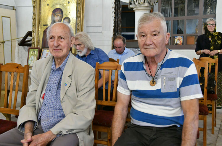 Отслужиха Празничната литургия за рождението на Пресвета богородица пред почти празен храм 