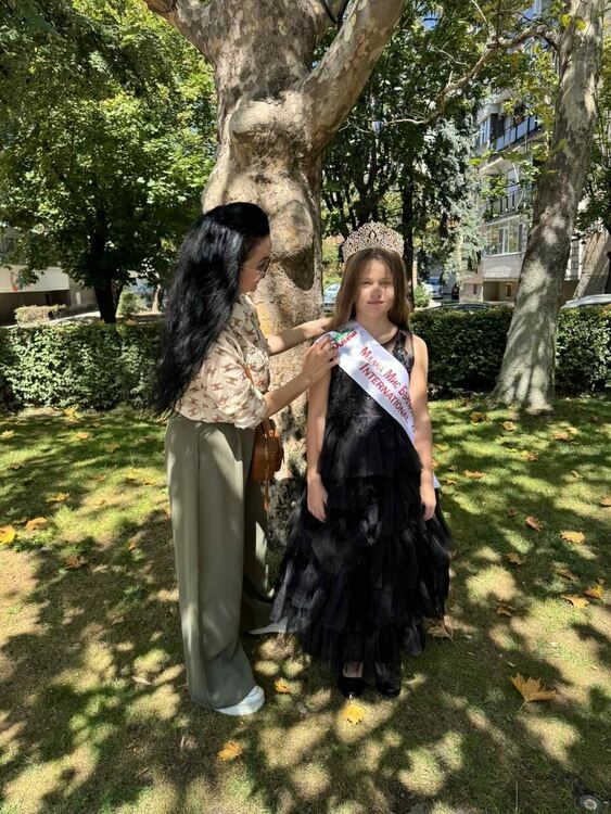 Теодора Милева от Хасково е новата Малка мис България, ще участва в международен конкурс в Тайланд