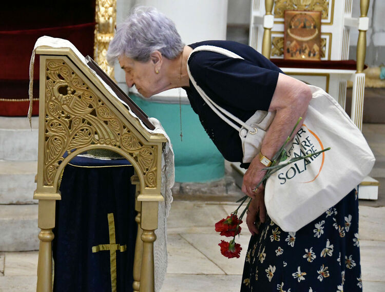 Отслужиха Празничната литургия за рождението на Пресвета богородица пред почти празен храм 