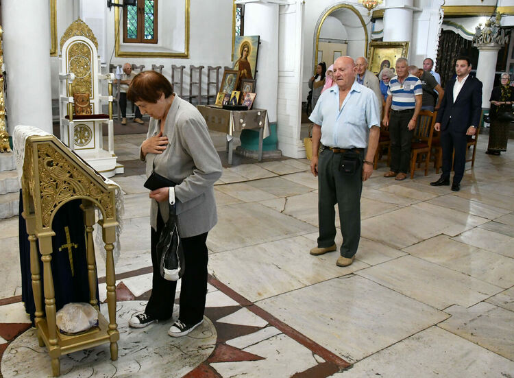 Отслужиха Празничната литургия за рождението на Пресвета богородица пред почти празен храм