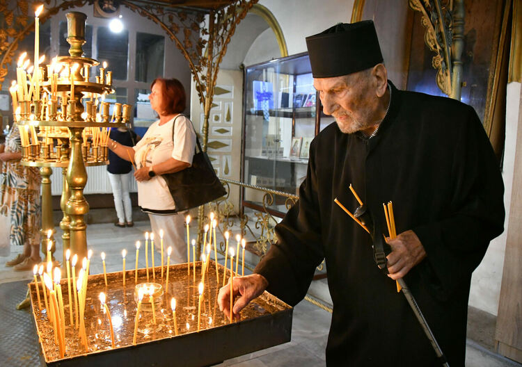 Отслужиха Празничната литургия за рождението на Пресвета богородица пред почти празен храм 