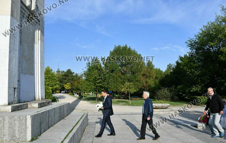 15 социалисти почетоха 9 септември в Хасково