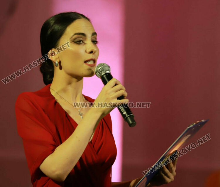 Графа, Нора Караиванова и заря в Деня на Хасково